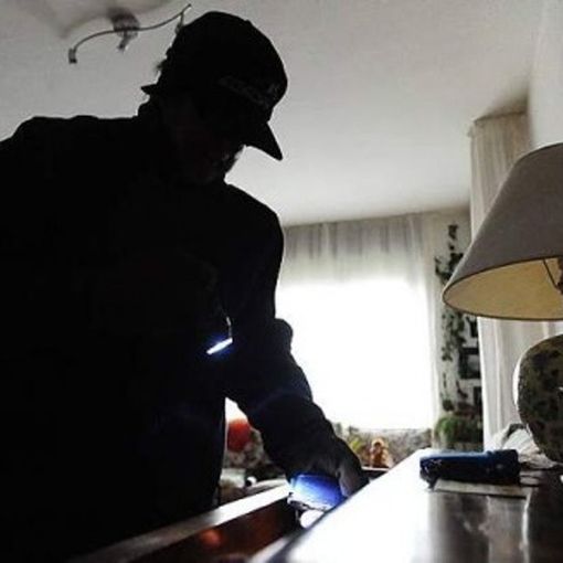 San Giorgio: forzano il portone di un'abitazione per rubare 300 euro in contanti