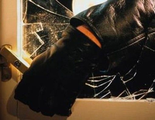 Vigevano: rubano 250 euro in monete dai distributori automatici dell'istituto scolastico Casale, arrestate due persone