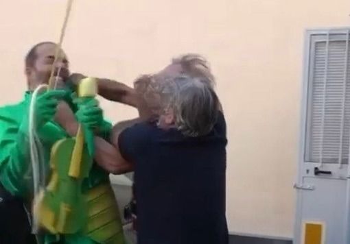 Un'immagine dell'aggresione a Max Laudadio (foto di striscialanotizia.mediaset.tv)