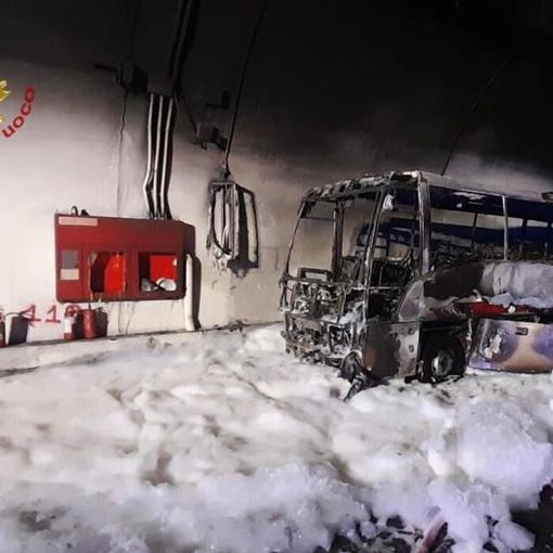 A Lecco gesto eroico dell’autista: mette in salvo 25 bambini dal bus che prende fuoco