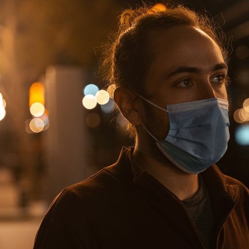 Si allenta il coprifuoco: da stasera scatterà a mezzanotte, tra una settimana l'abolizione