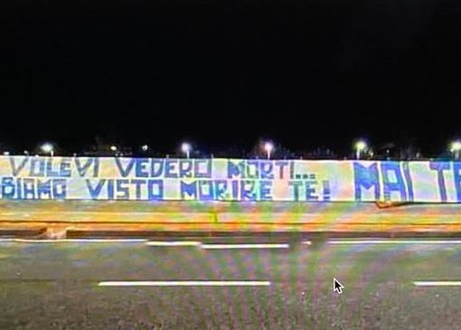 Alcuni ultrà del Napoli espongono un vergognoso striscione contro Maroni