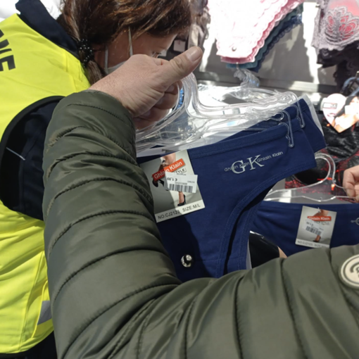 Biancheria intima dal marchio contraffatto: sequestrati 170 capi in un negozio di Vercelli