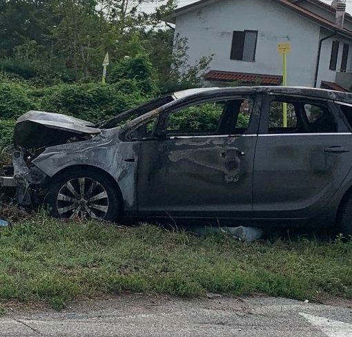 Automobilista si schianta sulla SS11 a Pontenuovo di Magenta, il veicolo prende fuoco