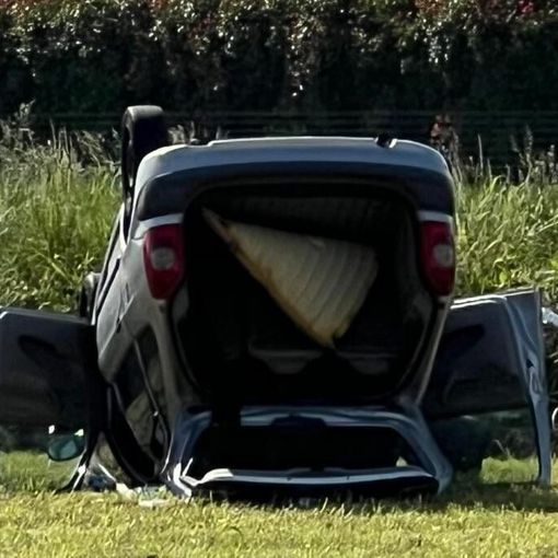 Magenta, auto ribaltata nel campo: arrivano i soccorsi, ma all’interno non c’è nessuno