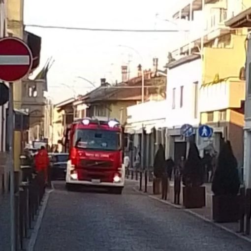 Magenta: bimba si chiude in casa, la mamma resta fuori. Liberata dai Vigili del Fuoco