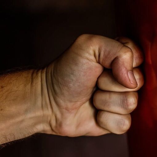 Abbiategrasso: minacce e percosse ai genitori per i soldi, padre denuncia il figlio