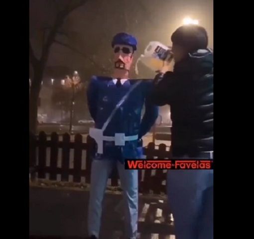 Manichino di poliziotto bruciato a Milano: denunciati padre e figlio