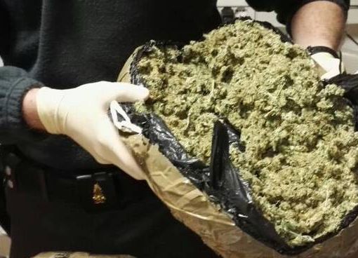 Marcallo, in A4 con due chili di &quot;maria&quot;: arrestati dai carabinieri