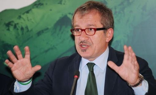 Cordoglio bipartisan per Maroni: «Buon vento, Roberto»