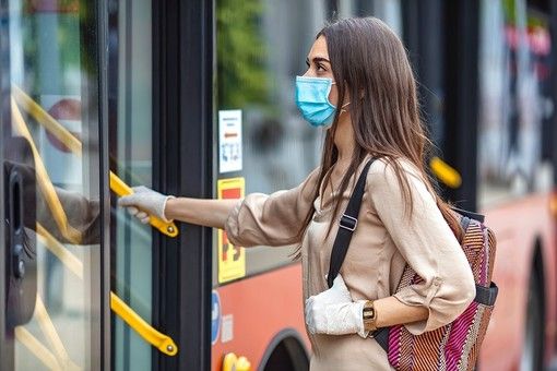 Proroga per l'obbligo di mascherine per trasporti, ospedali, cinema ed eventi al chiuso