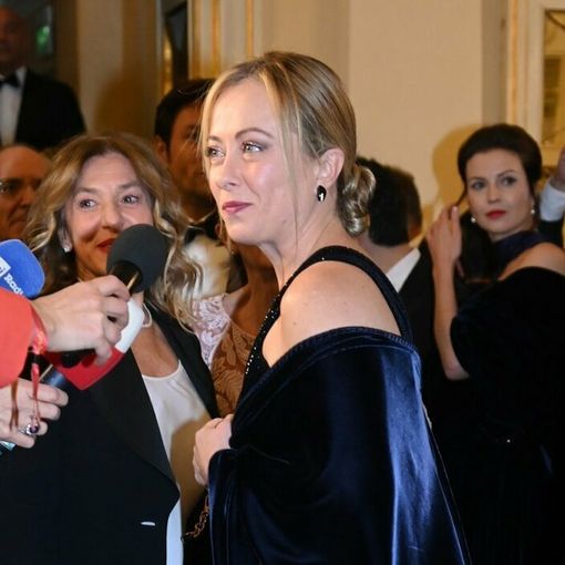 Prima alla Scala: Giorgia Meloni in abito Armani, lungo applauso per il presidente Mattarella