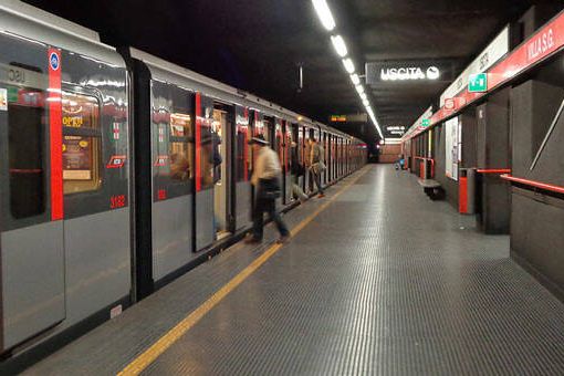 Dal 9 gennaio aumenta il biglietto per metro, tram e bus a Milano: da 2 a 2,20 euro