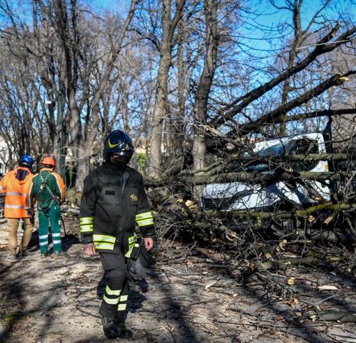 Tromba d’aria su Milano: si contano i danni in Centrale e al Castello. Uomo grave, schiacciato da una pianta a Settala