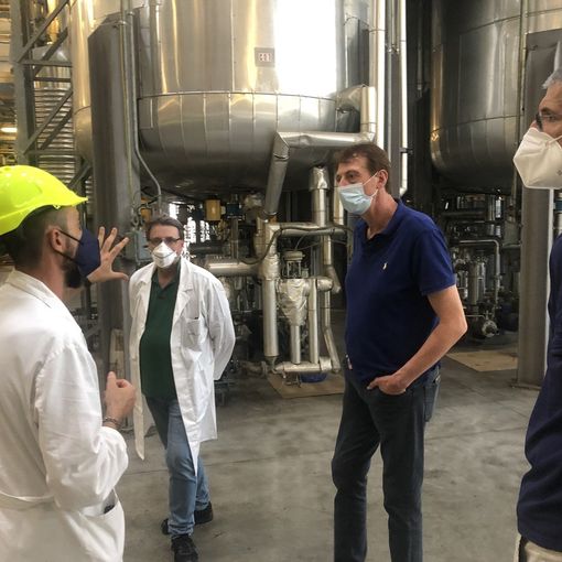 Parona, Milesi per le eccellenze sportive: Walter Magnifico e Ario Costa visitano lo stabilimento