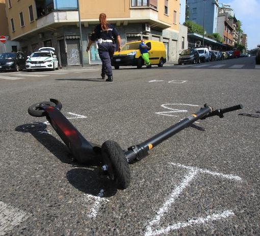 Milano: investe e uccide un uomo in monopattino e poi scappa