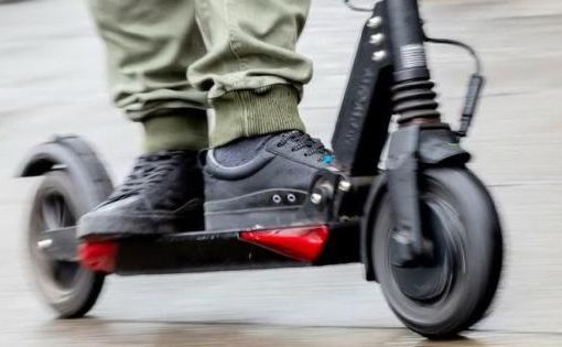 Vigevano: scontro tra auto e monopattino in via D'Avalos, soccorso un 23enne