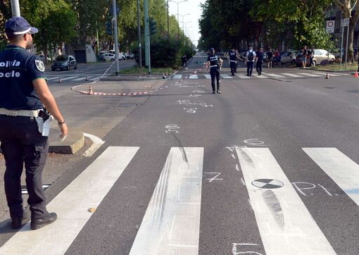 Milano, moto travolge e uccide 73enne