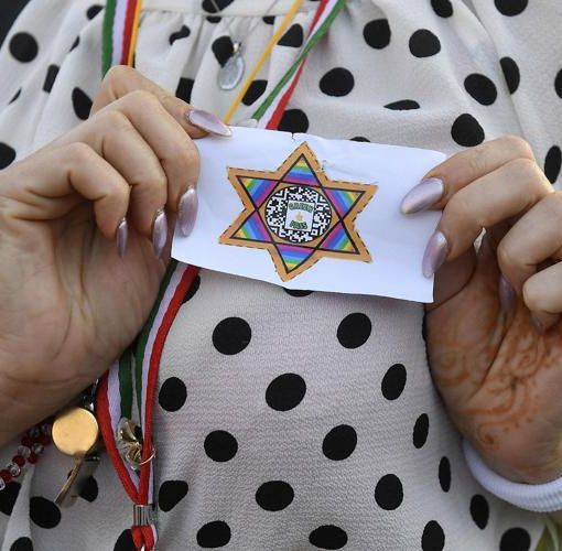 Novara, contro il Green Pass vestiti come gli ebrei nei campi nazisti: è ancora bufera