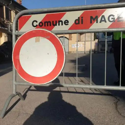 Magenta, nonno vigile in servizio alle scuole si sfoga: “Basta insulti dagli automobilisti”