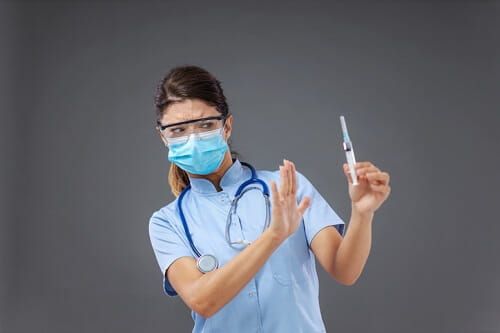 Medici e sanitari No Vax: sequestro da 80mila euro a Novara, 281 dottori sanzionati dai Nas