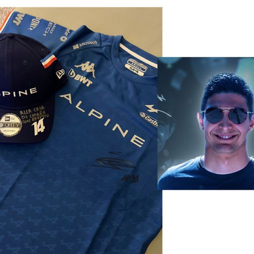 Maglietta e cappellino, foto di Ocon dalla pagina Facebook ufficiale di Alpine