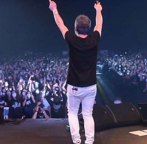 Il clamoroso concerto di massa anti-Covid di ieri sera a Barcellona (foto tratta dalla pagina Facebook dei &quot;Love of Lesbian&quot;)