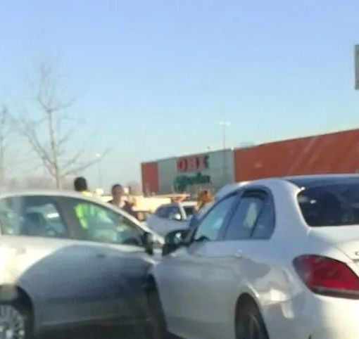 Incidente davanti all’Obi di Magenta, un ferito