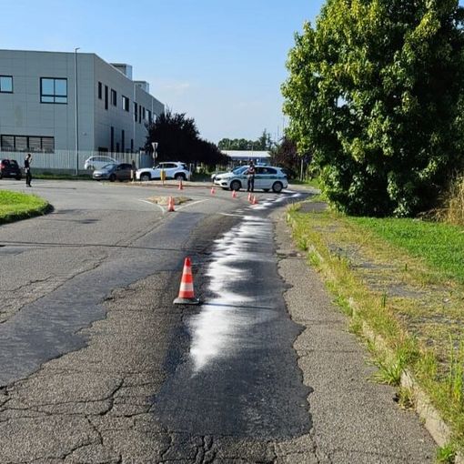 Magenta: strisciata d’olio lunga un centinaio di metri persa da un mezzo che si è dileguato, traffico deviato