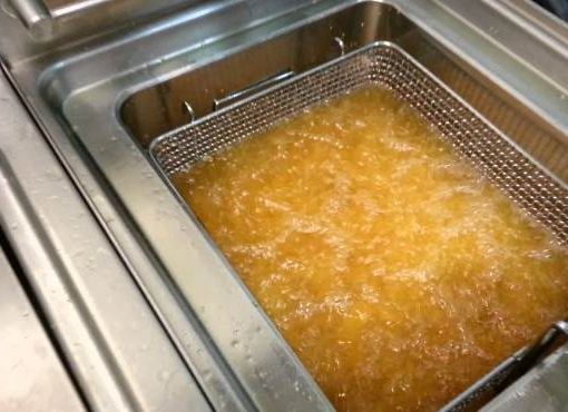 Milano, ustionata dall’olio bollente del ristorante: donna 53enne al Niguarda con gravissime ustioni