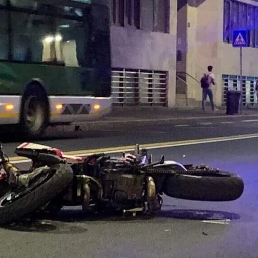 Milano, scontro auto moto nella notte: centauro deceduto