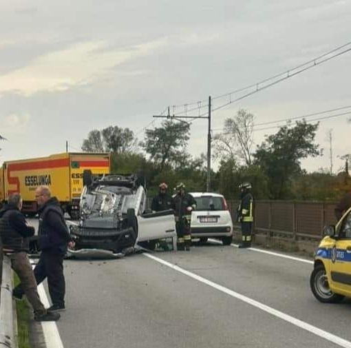 Vigevano, incidente sul ponte del Ticino: tre mezzi coinvolti, un ferito trasportato al San Matteo in elicottero