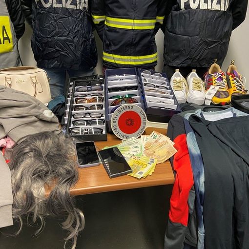 Furti nel centro commerciale e fuga contromano sulla A4: arrestata una coppia di coniugi