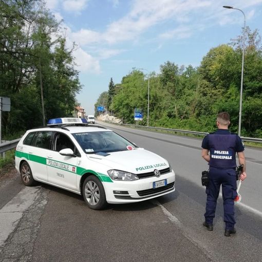 Picchia gli agenti della Polizia Locale, arrestata una donna a Trecate