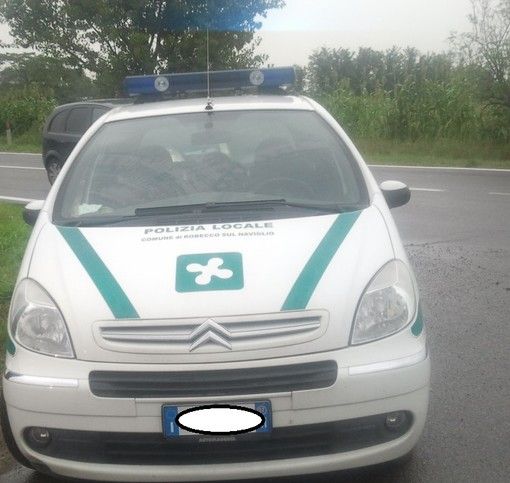 Non rispetta l’alt della Polizia locale sulla SS 526 a Robecco e tenta di investire un agente