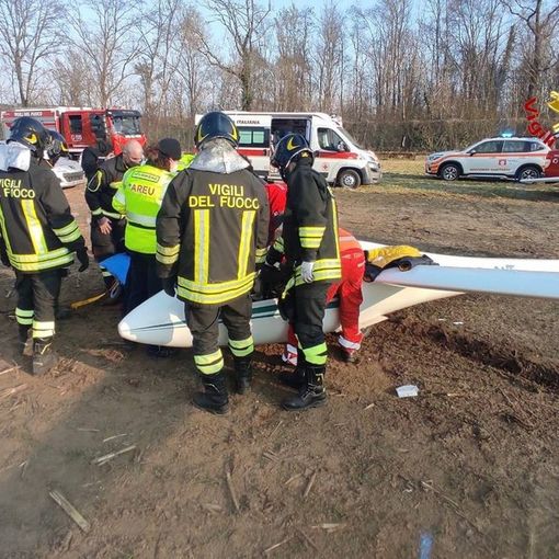 Arcisate, atterraggio di emergenza con l'aliante: donna di 50 anni trasportata in ospedale