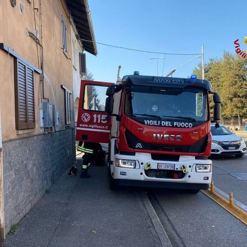 Fiamme a Gallarate: vigili del fuoco al lavoro in via Milano