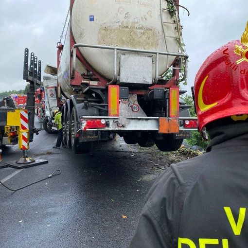 FOTO e VIDEO. Rimosso il camion ribaltatosi in Autolaghi: il raccordo per Malpensa riaperto solo verso Varese