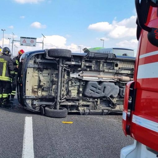 Auto urta la cuspide e si ribalta sulla superstrada di Malpensa