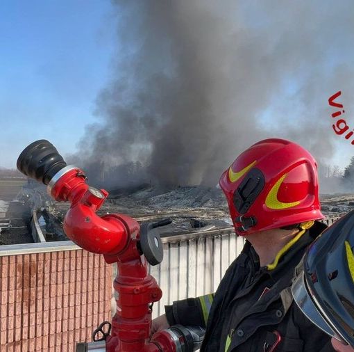 Maxi incendio nel Comasco: nube nera di fumo visibile da lontano