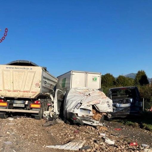 Spaventoso incidente in A4: si schiantano tra camion, un furgone e un'auto