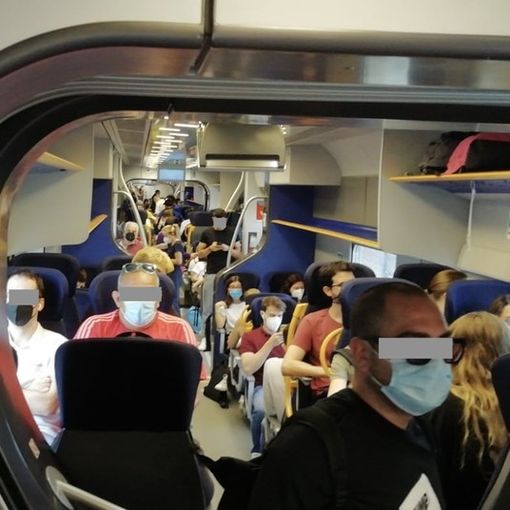 Su alcuni convogli, come il Malpensa Express in Centrale, in alcuni orari si viaggia in piedi: altro motivo di protesta, a maggior ragione con gli attuali contagi