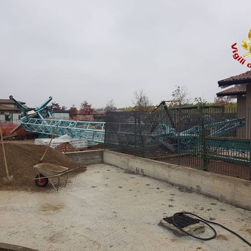 Trivolzio, incidente sul lavoro: operai travolti da gru in cantiere, le immagini