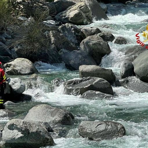 I vigili del fuoco impegnati nelle ricerche in Valtellina. Sotto: i soccorsi nella Bergamasca