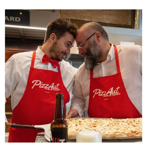 Papà Nico con Lorenzo che da pochi giorni ha festeggiato un contratto a tempo indeterminato