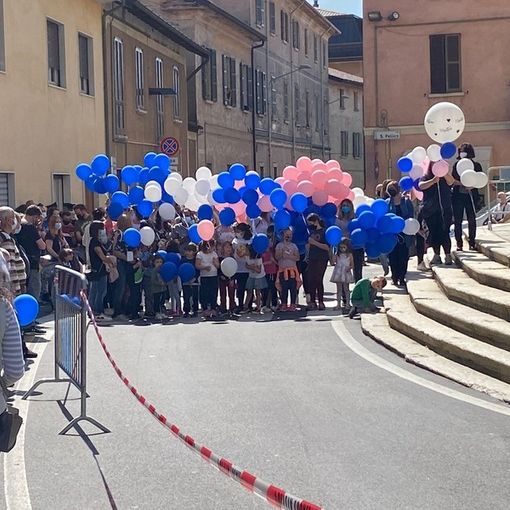VIDEO E FOTO. I bambini lanciano in cielo palloncini bianchi, rosa e blu per il piccolo Mattia e i suoi genitori