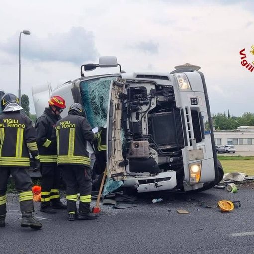 FOTO. Autocisterna si ribalta in autostrada: paura sul raccordo tra Autolaghi e 336 di Malpensa e svincolo chiuso