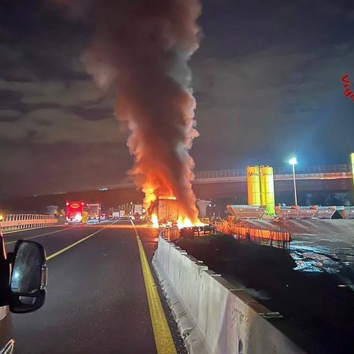 FOTO. Fuoco sull'Autolaghi a Origgio: camion divorato dalle fiamme