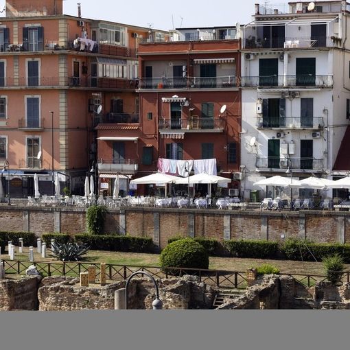 Terremoto ai Campi Flegrei: paura e gente in strada, bottiglie e articoli a terra in supermercati