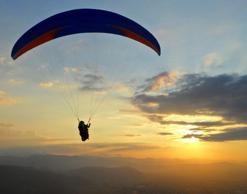 Varese: 51enne in parapendio contro albero